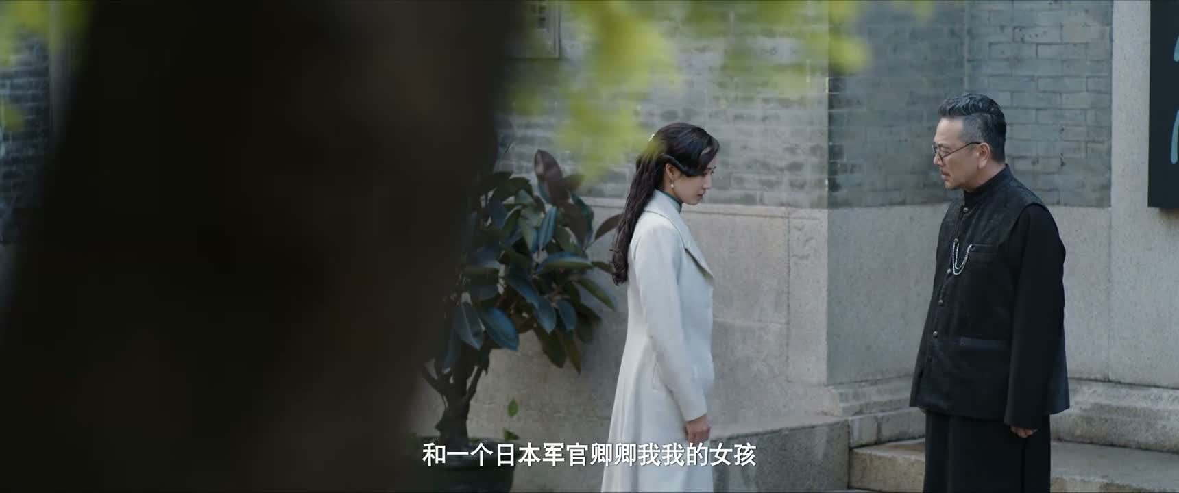 和一个日本军官卿卿我我的女孩