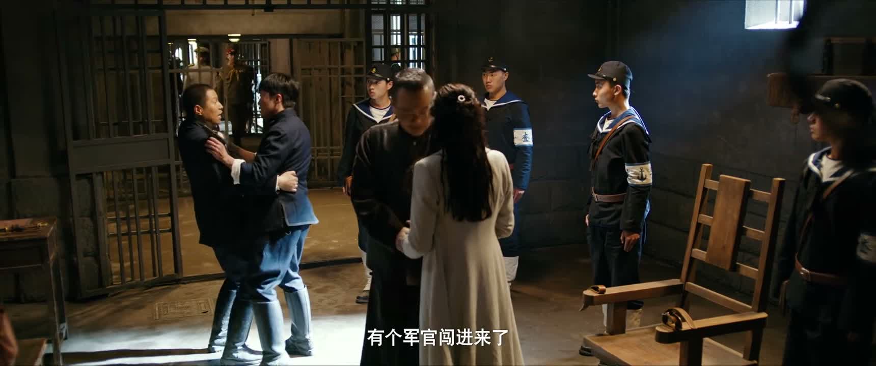 有个军官闯进来了