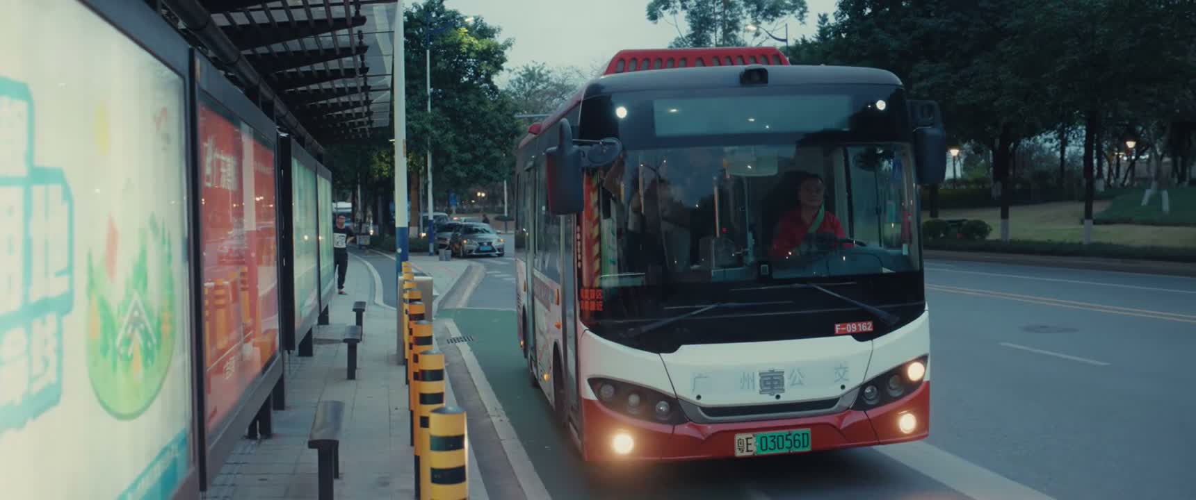 好了好了 这么大的地方 你凭什么一直站她后面啊