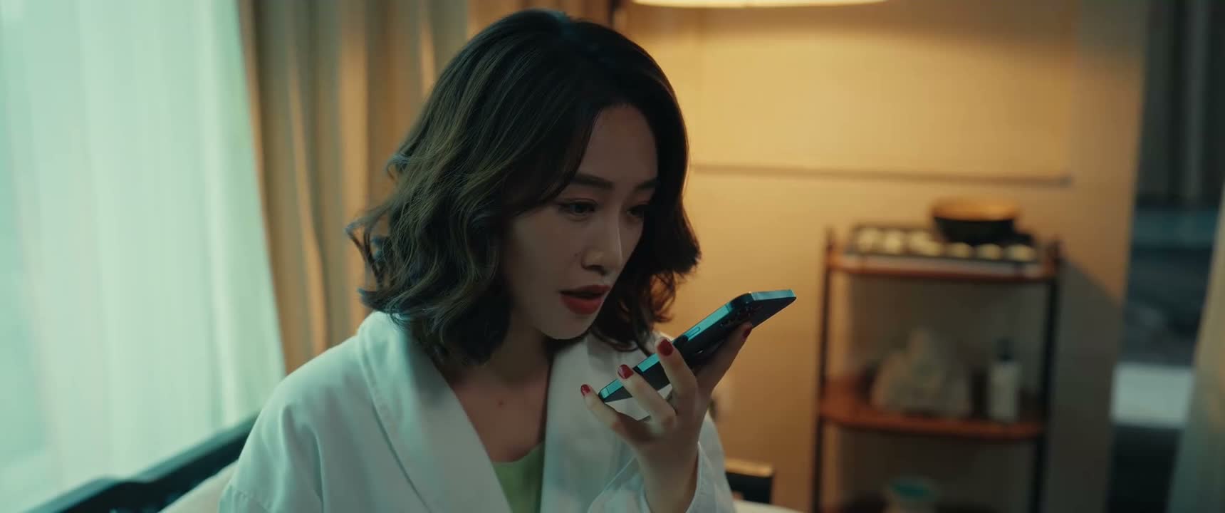 后来呢 她比我晚出来一会儿 不知怎么的就看见了
