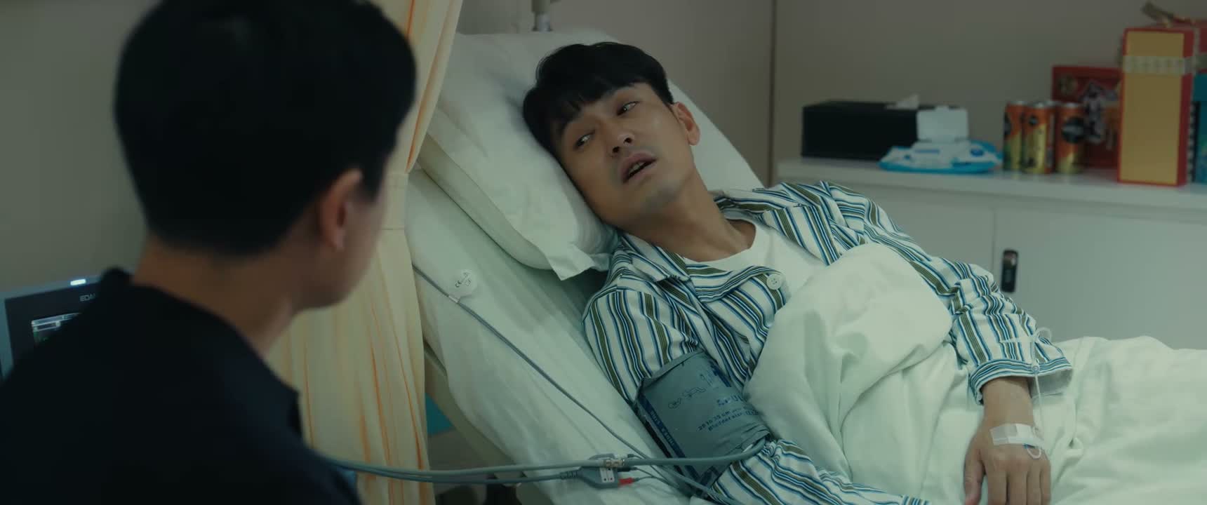 她在沙发上睡