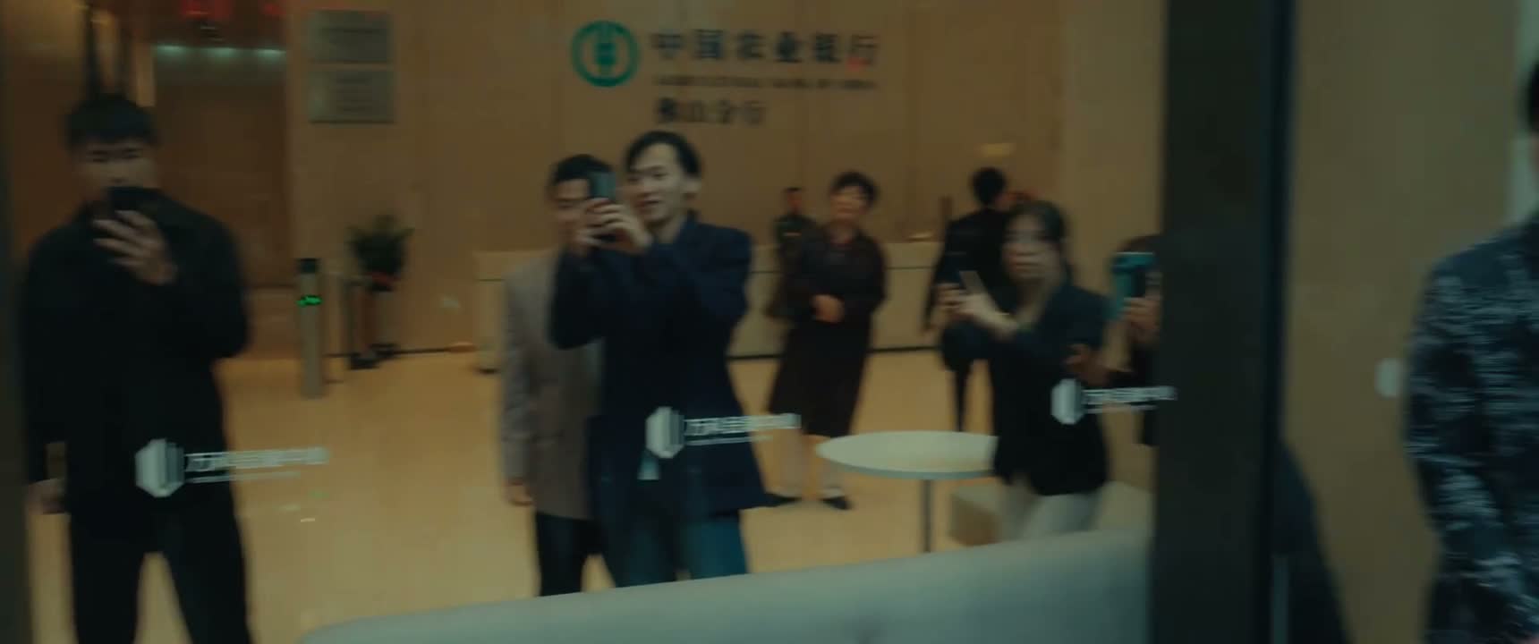 我打你个骚货 你弄人家姑娘干吗呀