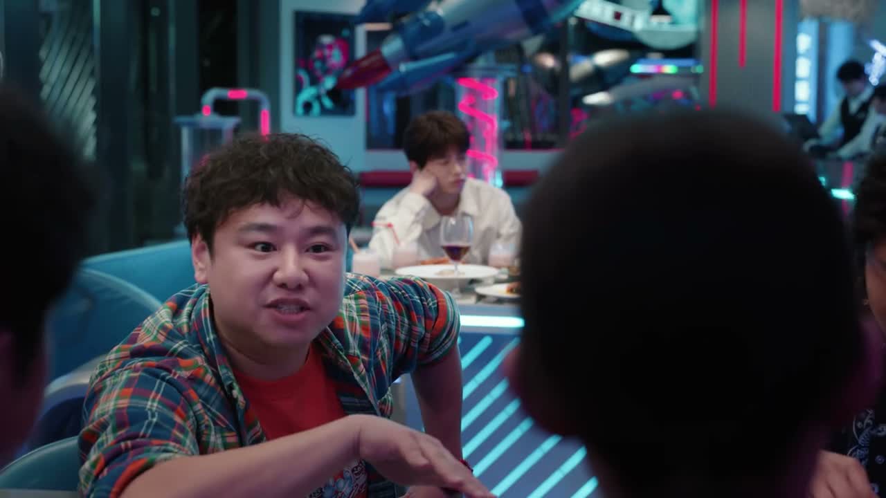 员工经常中午BBQ(烧烤) 晚上KTV(唱歌)