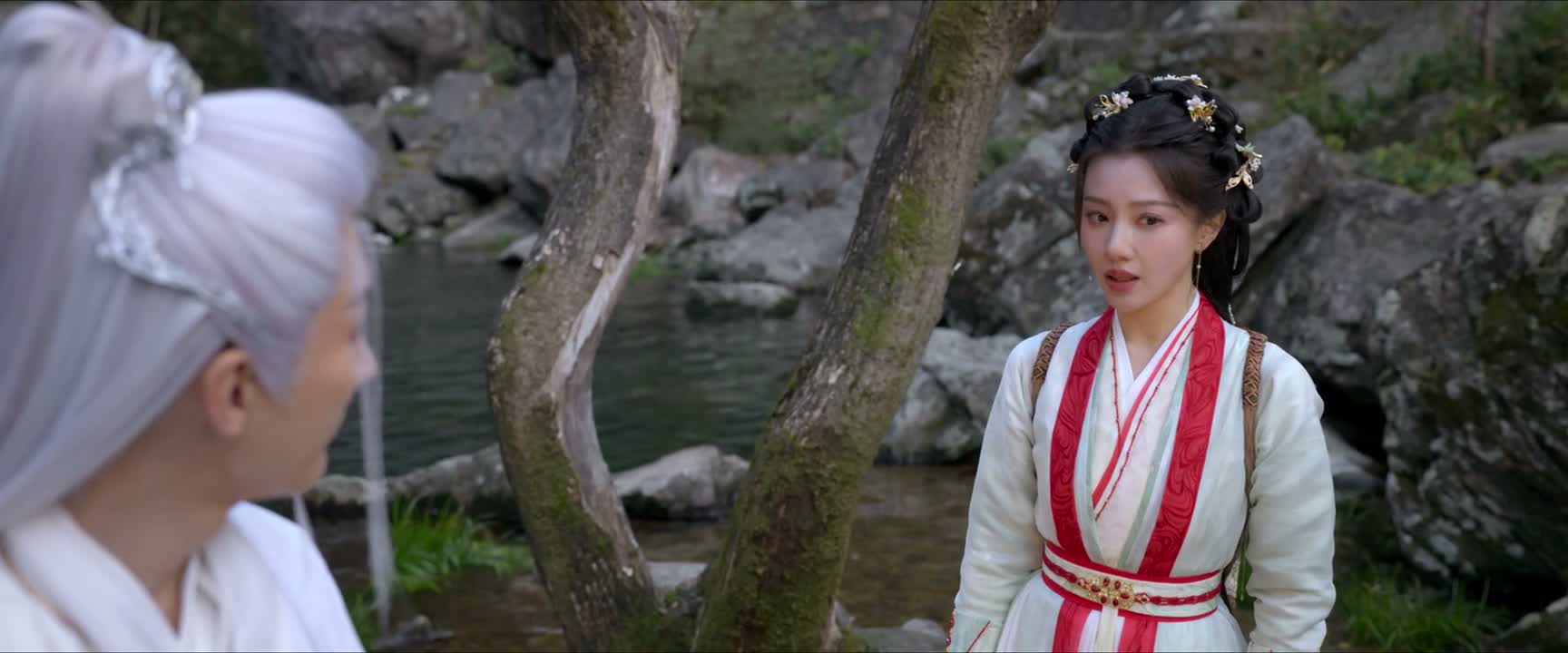 那她身居何职