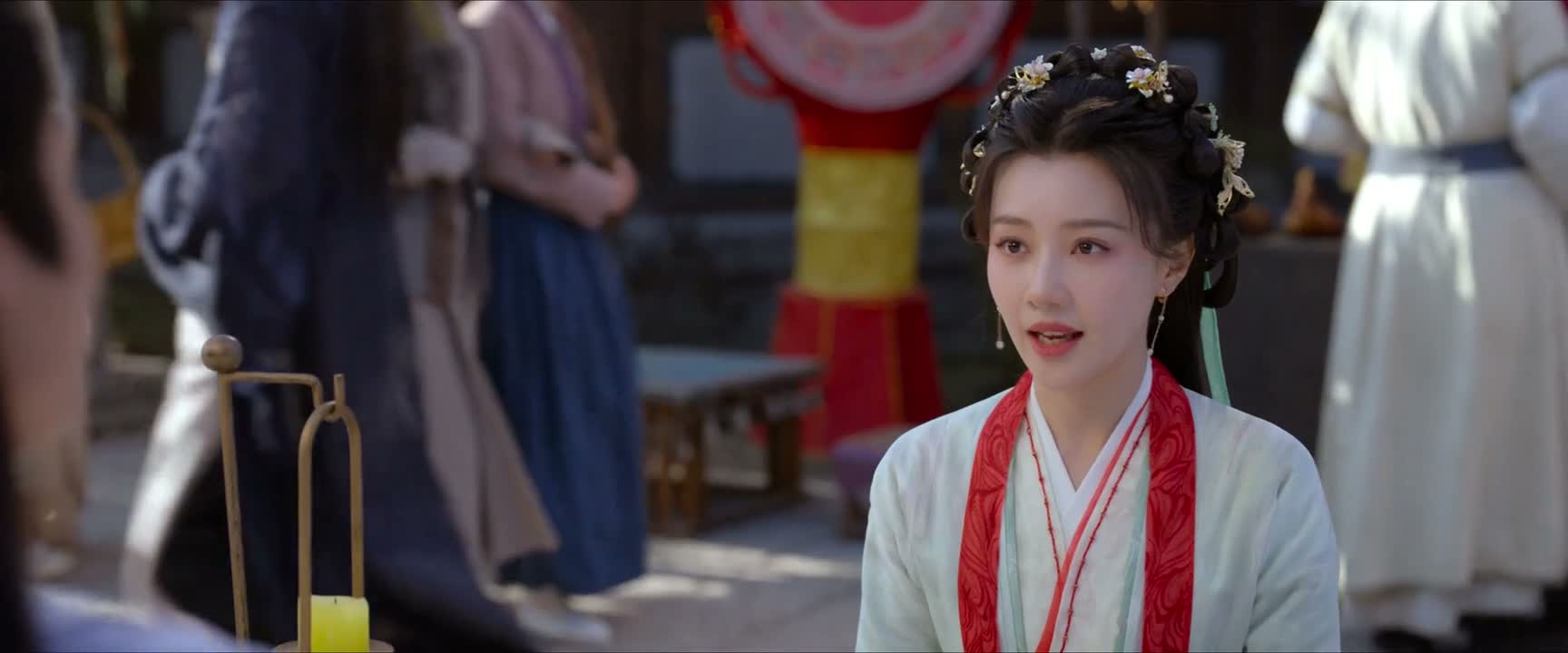 他 很高很瘦