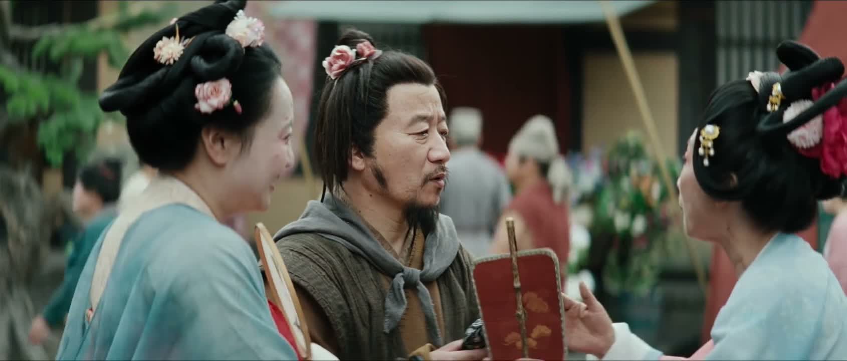 那怀里抱的那朵花
