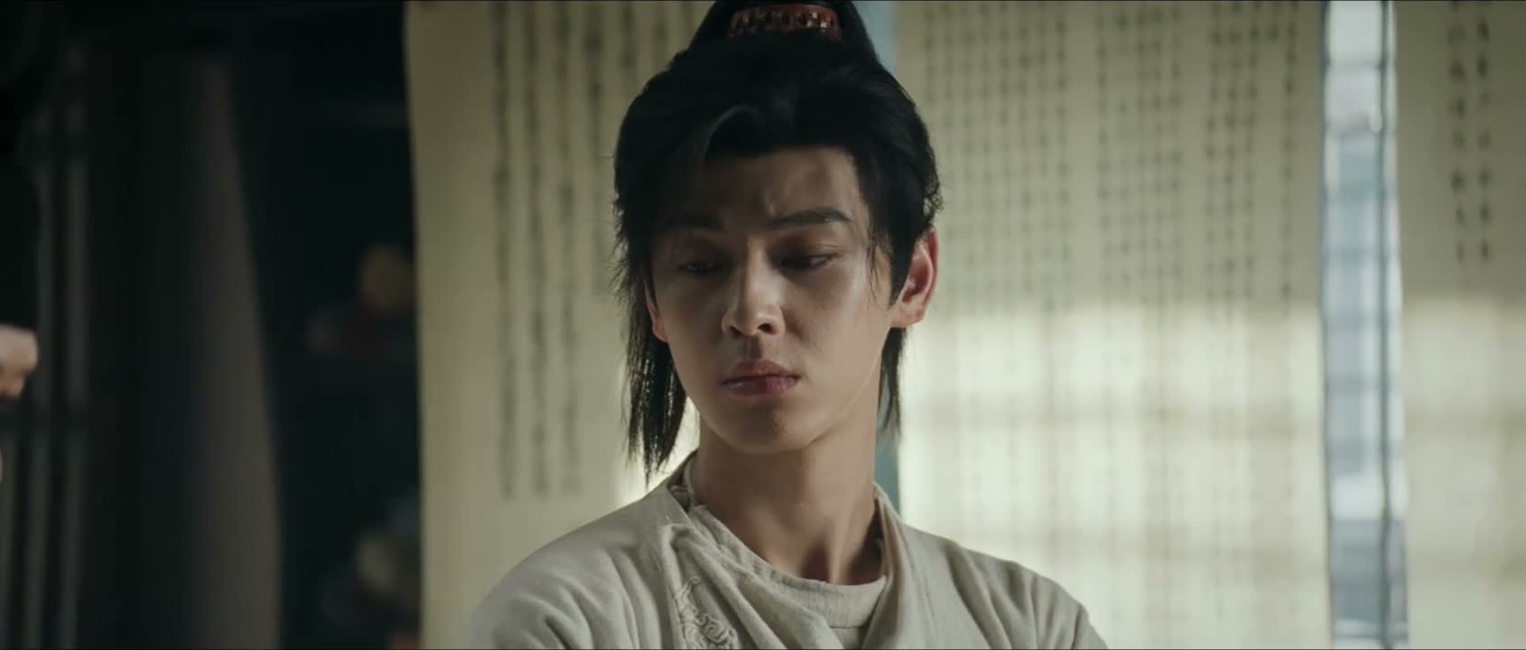他抓住了白芷的头发