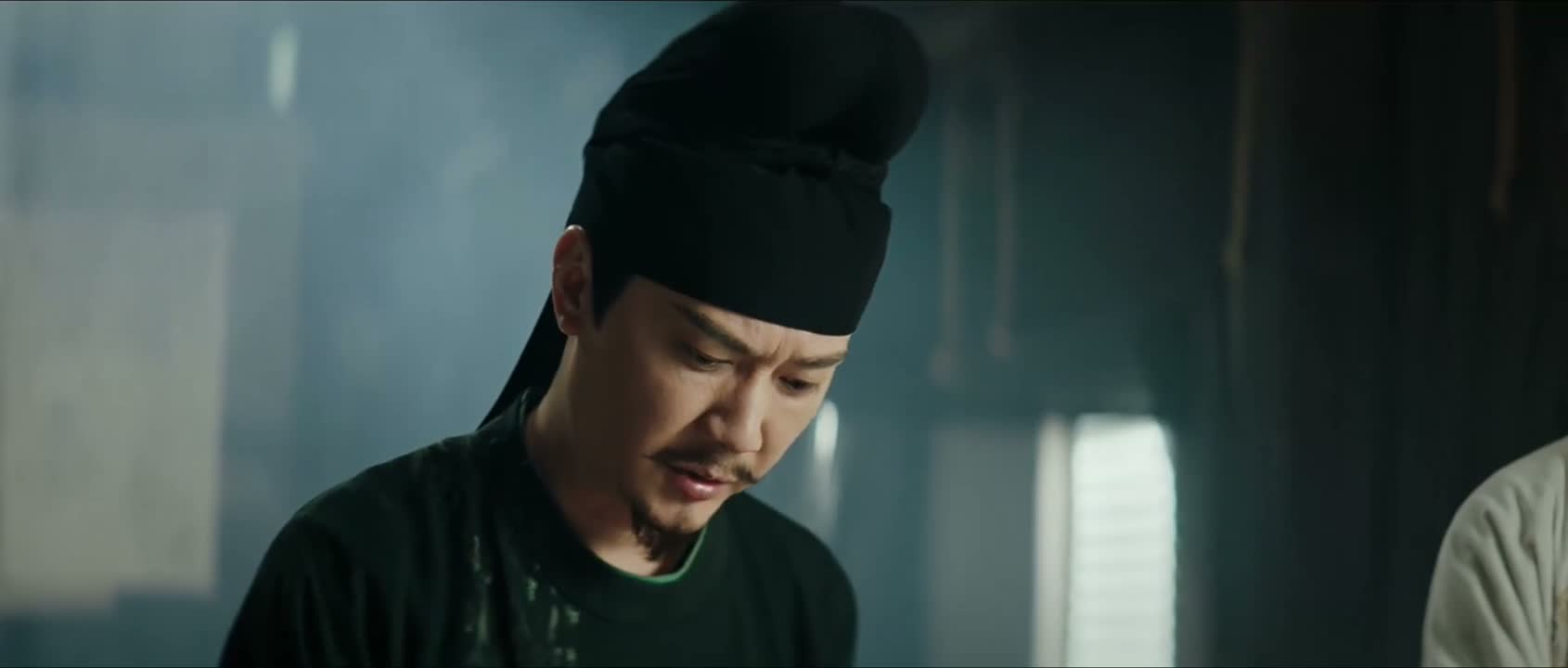 因为他右手紧握