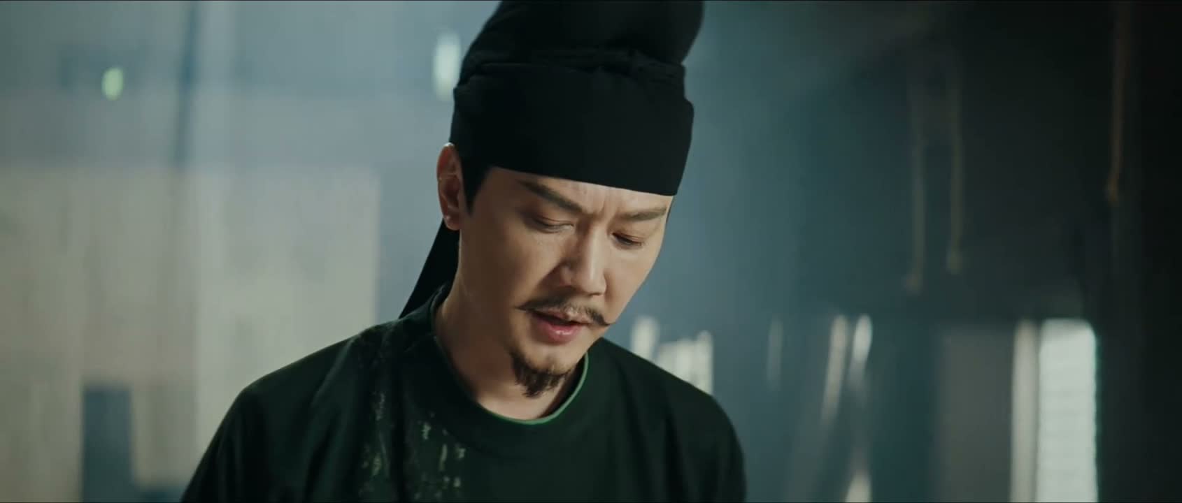 应与脸部宽窄相匹配