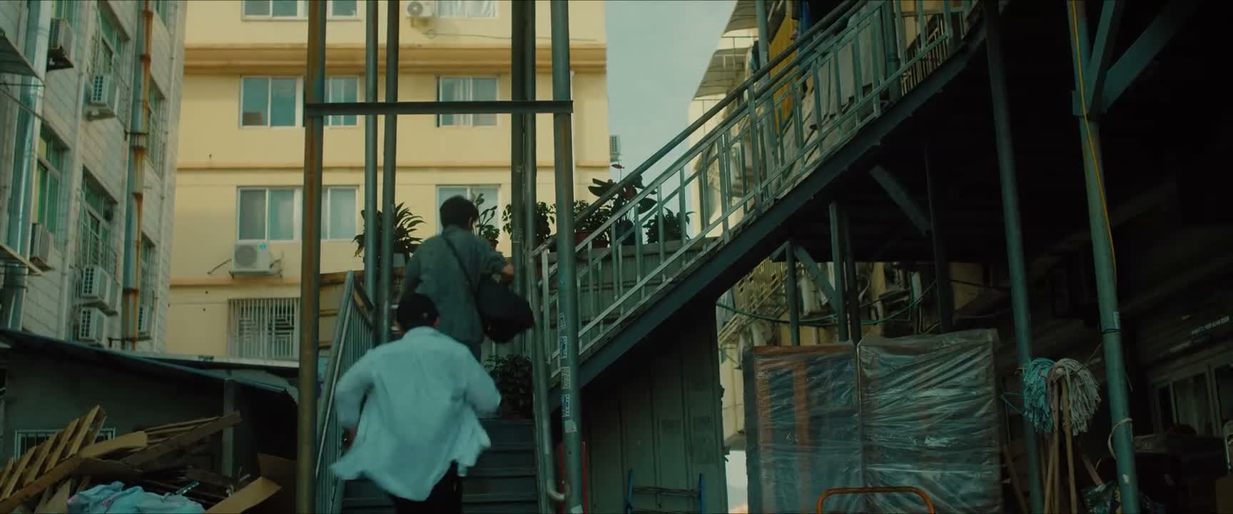警察 别动 再跑开枪了