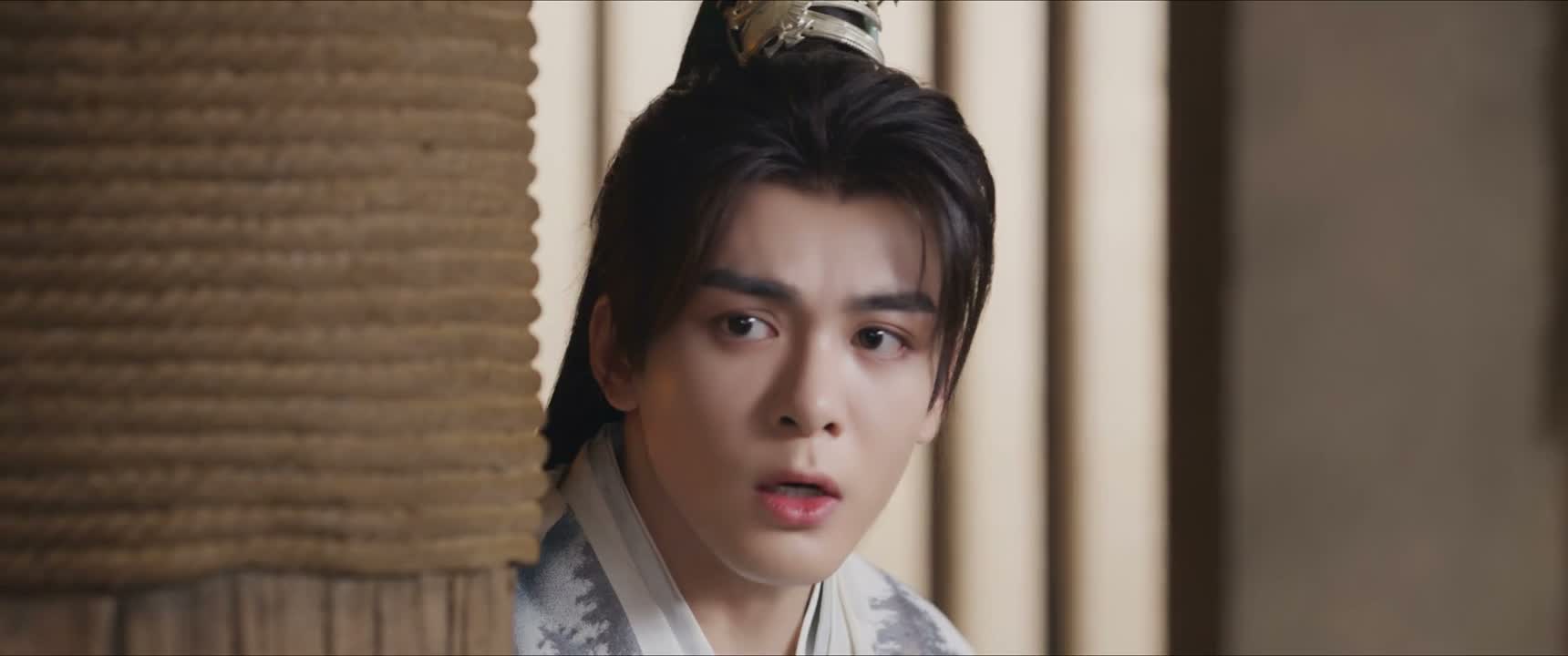 这俩孤男寡女在嘀咕什么呢