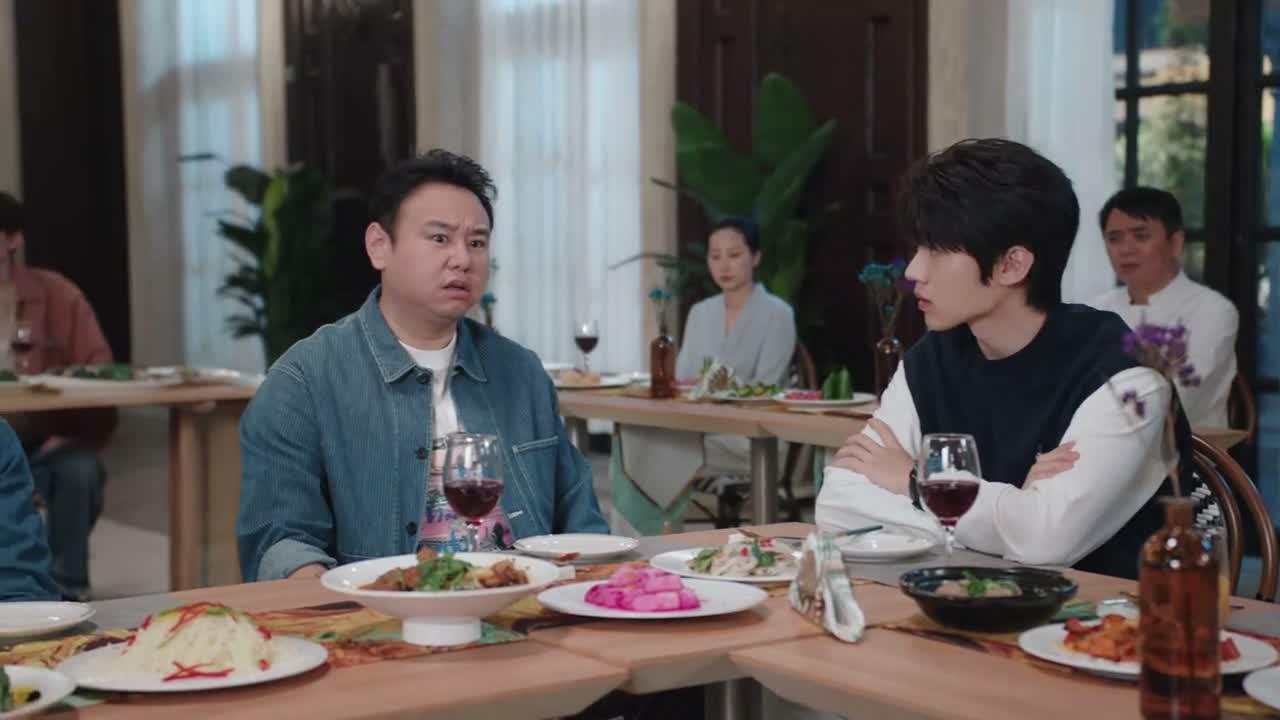 他这个样子 不知道的还以为是庆功宴呢