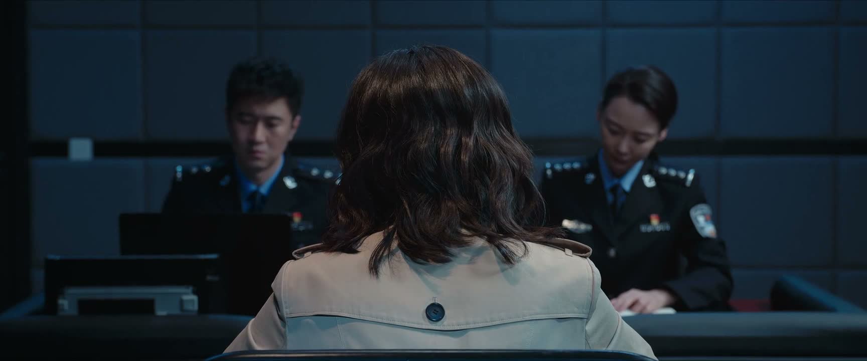 三天两头地毒打她