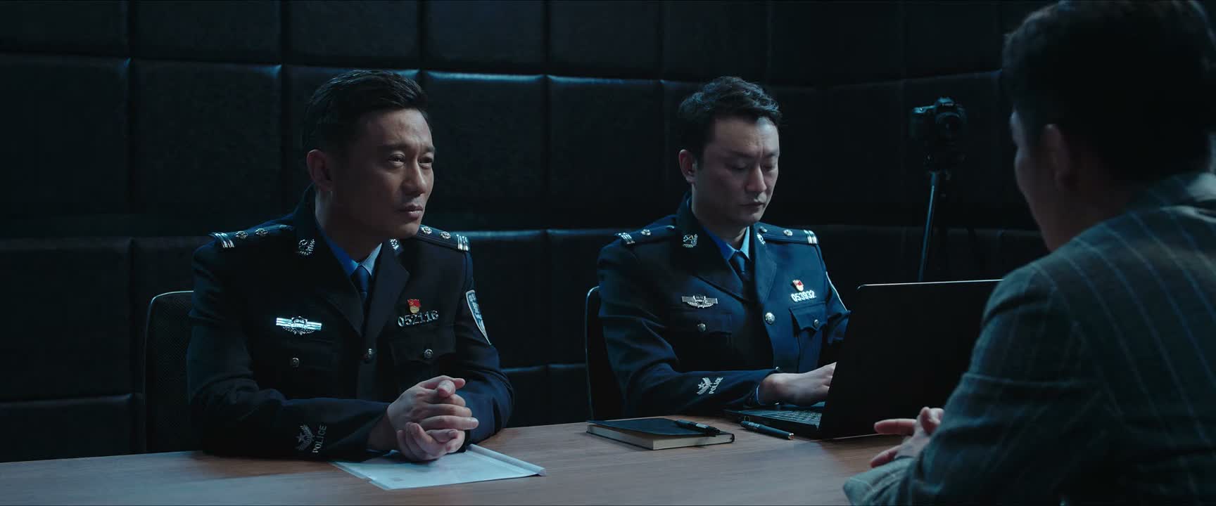 他成天游手好闲的 也坐不了班