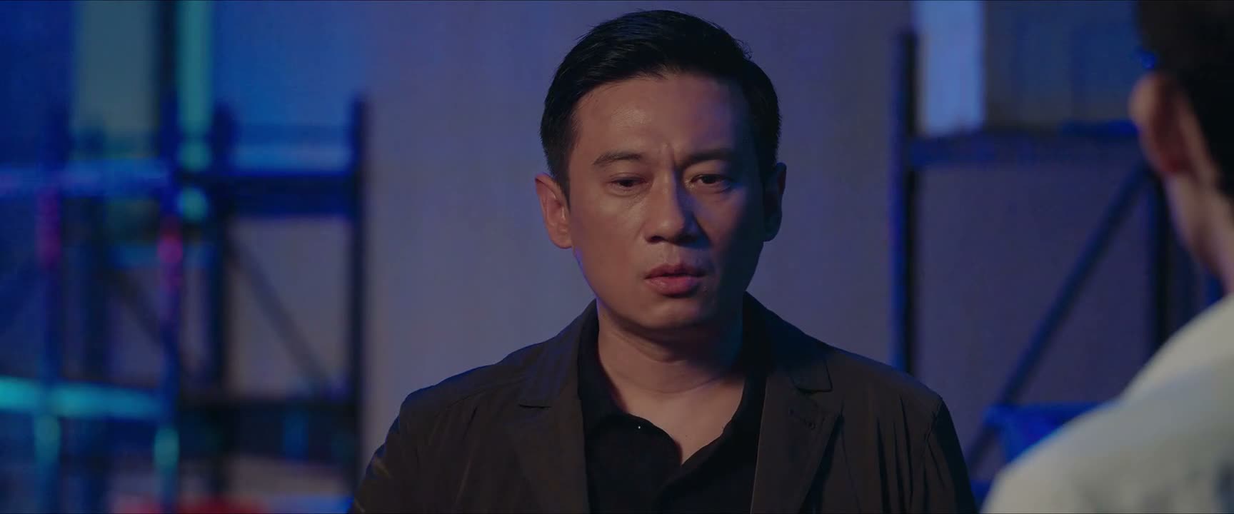 我在教训我的部下 你先回避一下