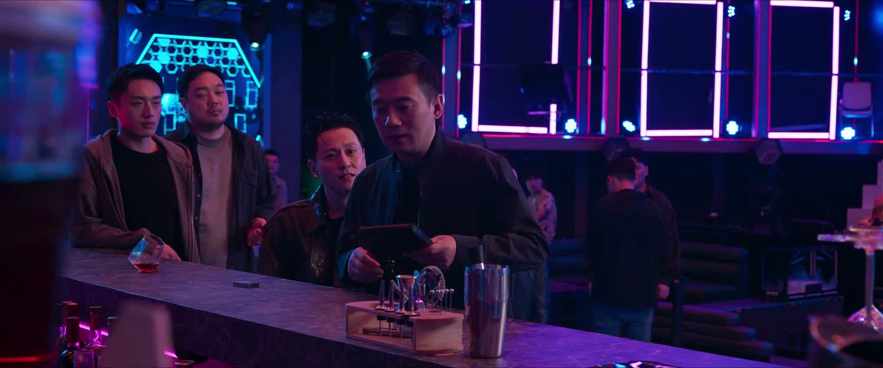 刑警队长亲自带队办案 看来有人犯的事不小