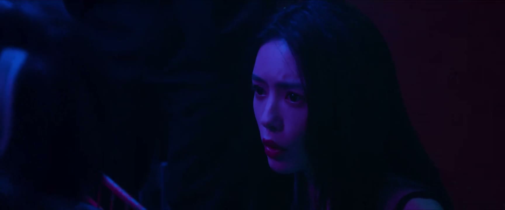 需要给你报警吗 这哪儿来的不长眼的女人