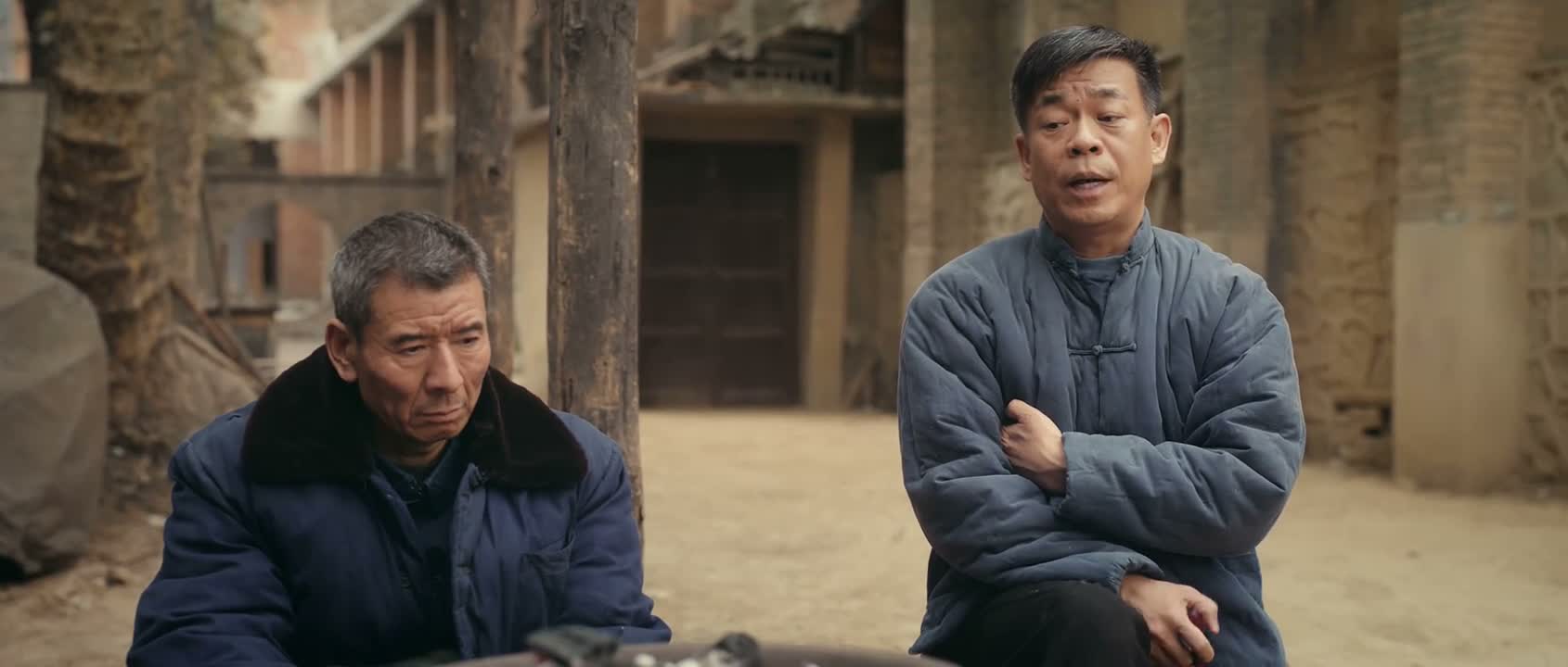 不光把牙扇出来了