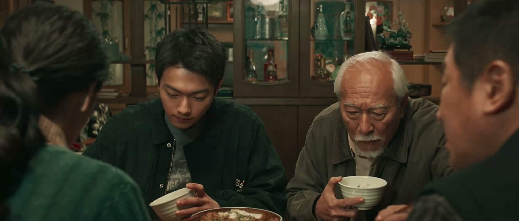 吃饭咱不谈工作吧
