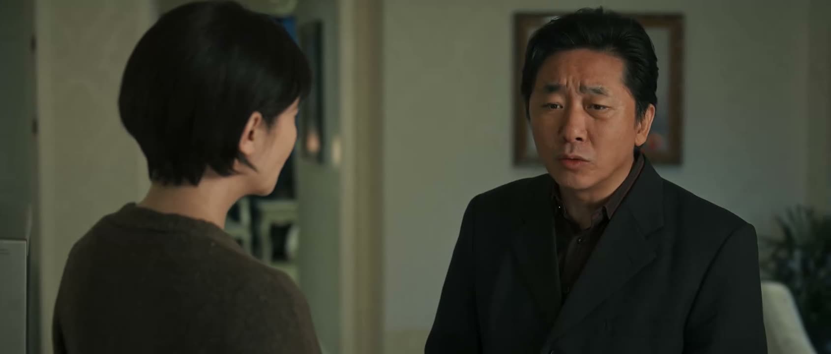 她抄近路回家