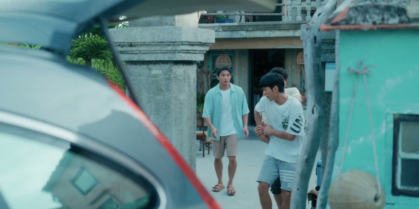-出去 不然我报警 -不要拉我好不好