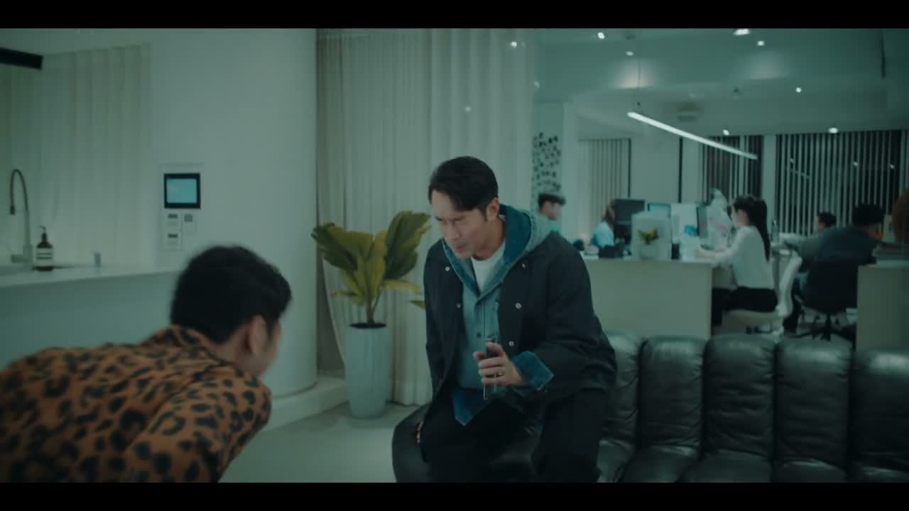 - 很好笑 - 没有 那就中年男子发牢骚嘛