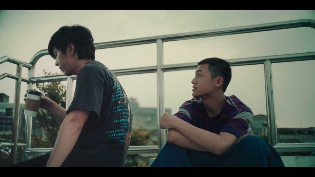 - 怎么不多买一杯啊？ - 零钱带不够