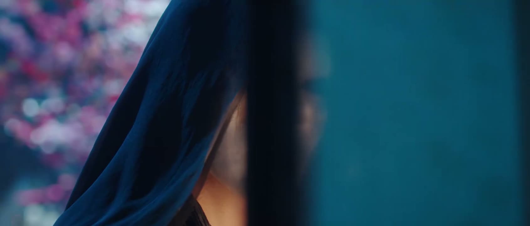 与她同行的还有一位蒙面男子