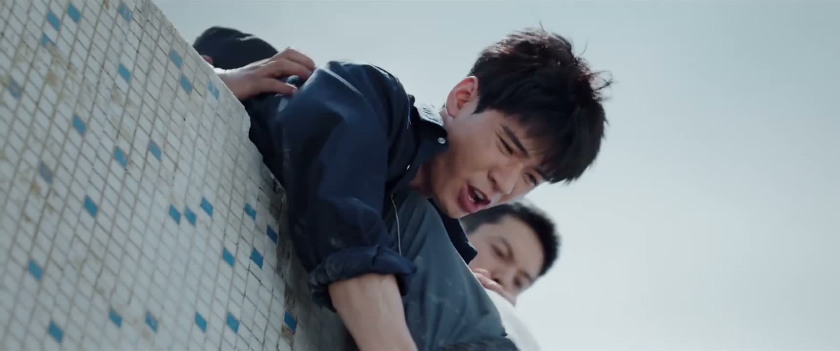 别乱动 拉他 来