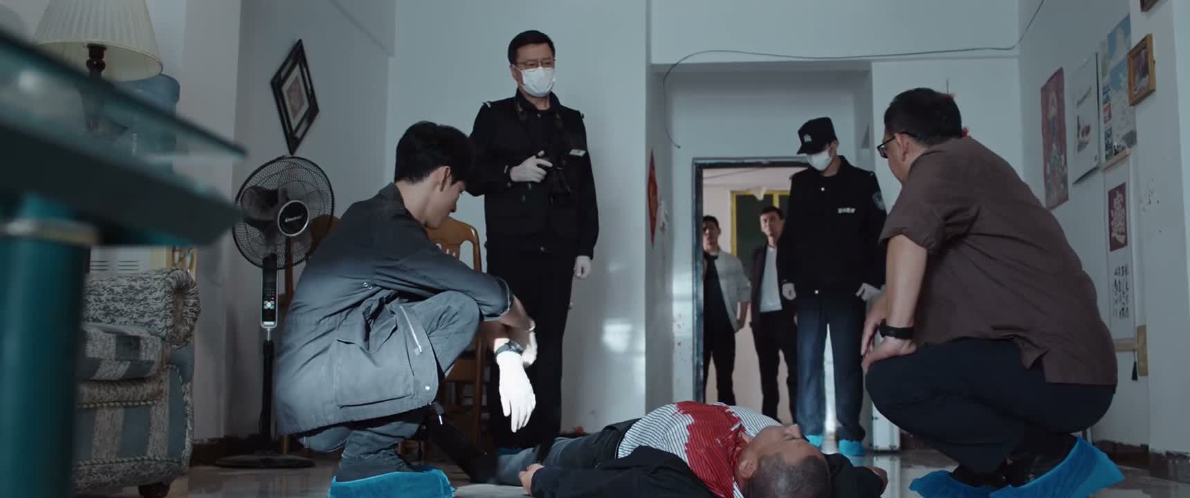 嫌疑人呢 事先埋伏好 趁机作案