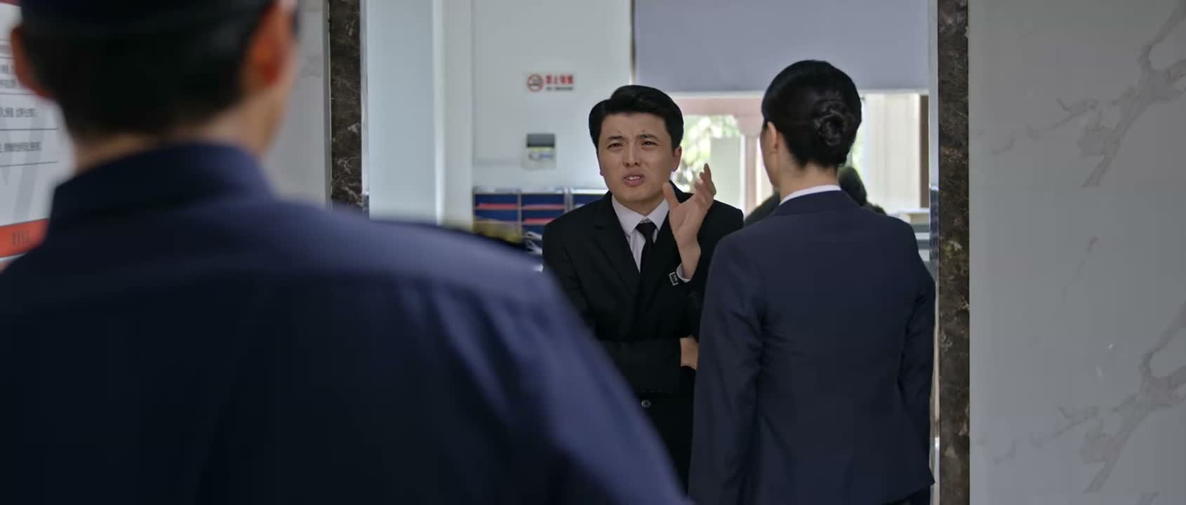 跟个摆锤一样就在那儿晃