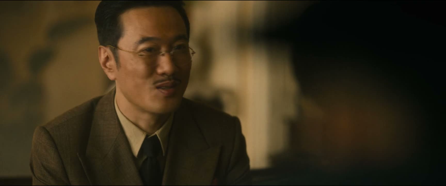 中间 隔着什么人哪
