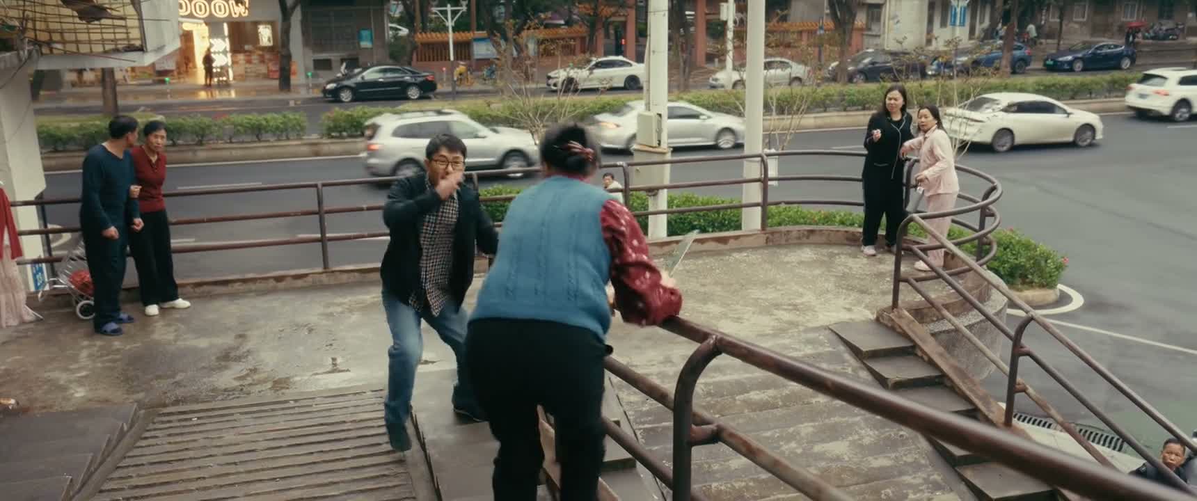 我砍死你 你这样要负刑事责任的 妈 你敢跑