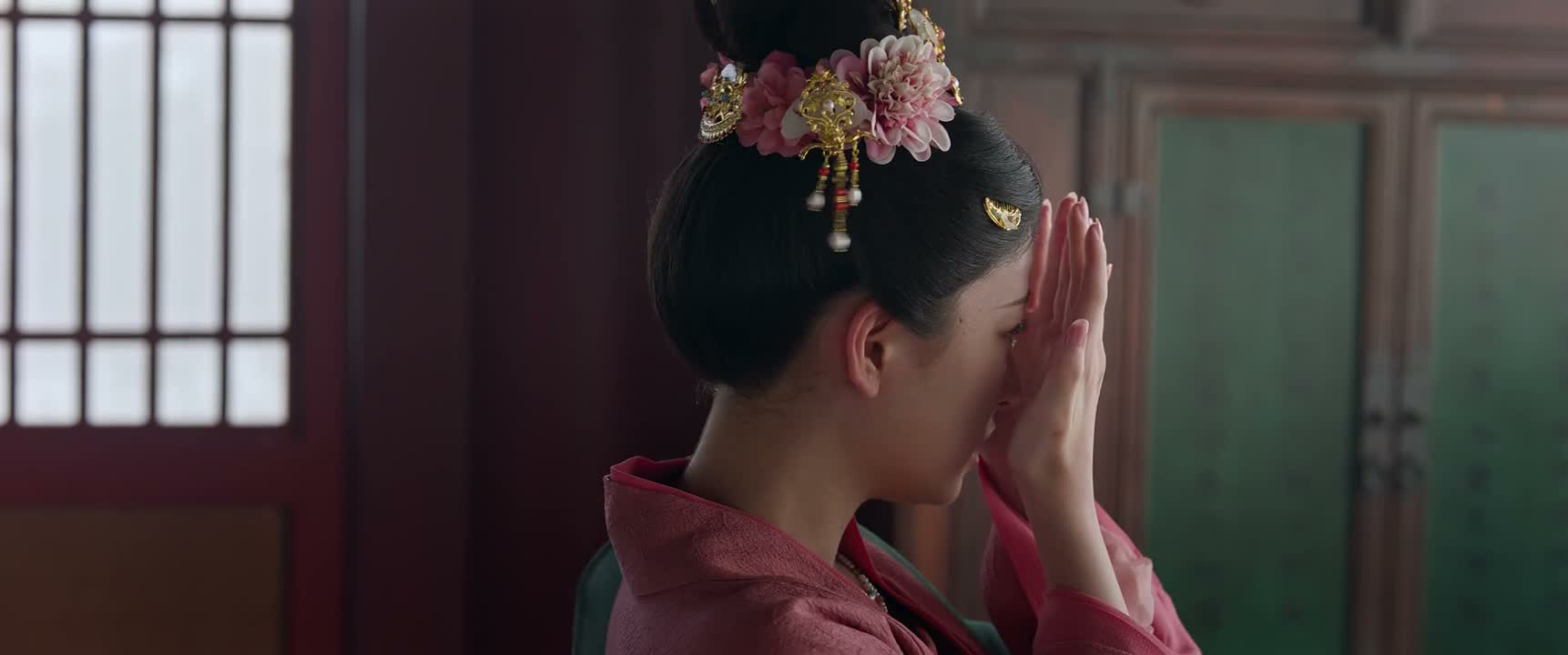 你 你怎么脱他衣服啊