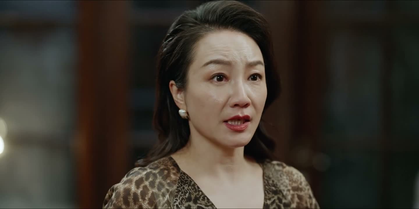 你把那个窃听器装进对方房间