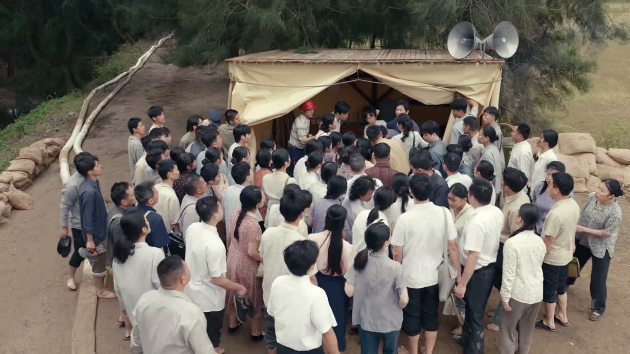 不好意思 让一下 让个道 让个道 大家让一下