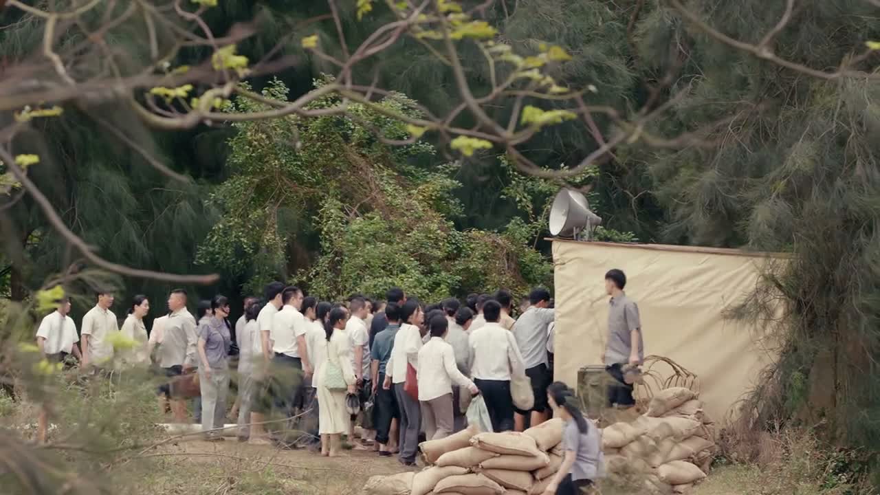 让一下 让一下 怎么了 不好意思 让一下