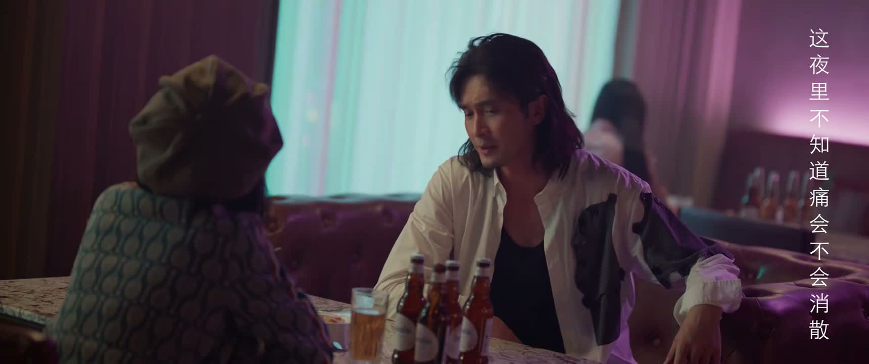 你一个人在酒吧喝这么多酒