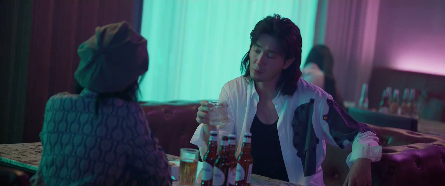 为我们灵活的脖子干一杯
