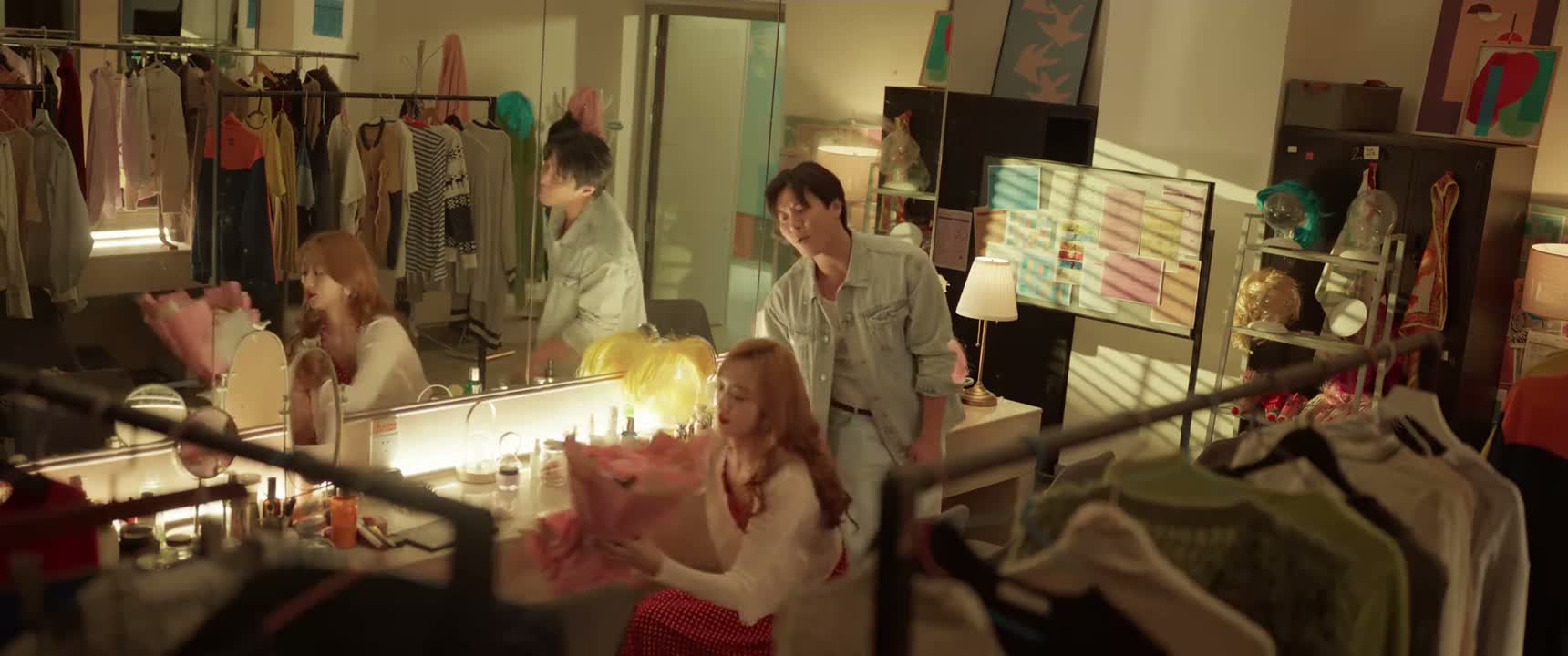 这不鲜花配美人嘛