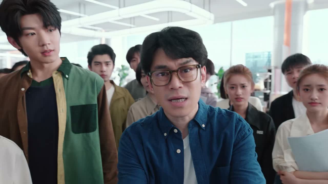 你这看着很憔悴啊 你就不该来公司