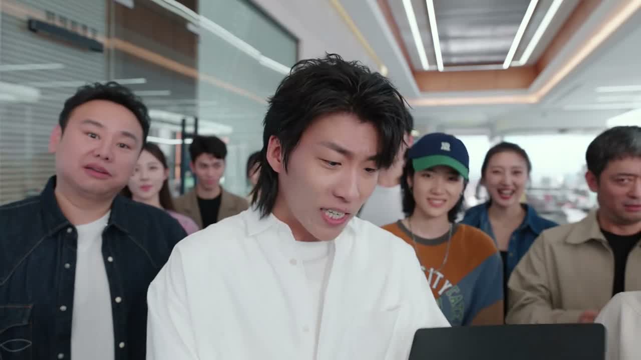 我跟你说我们现在 老黄 正好我找你有事呢