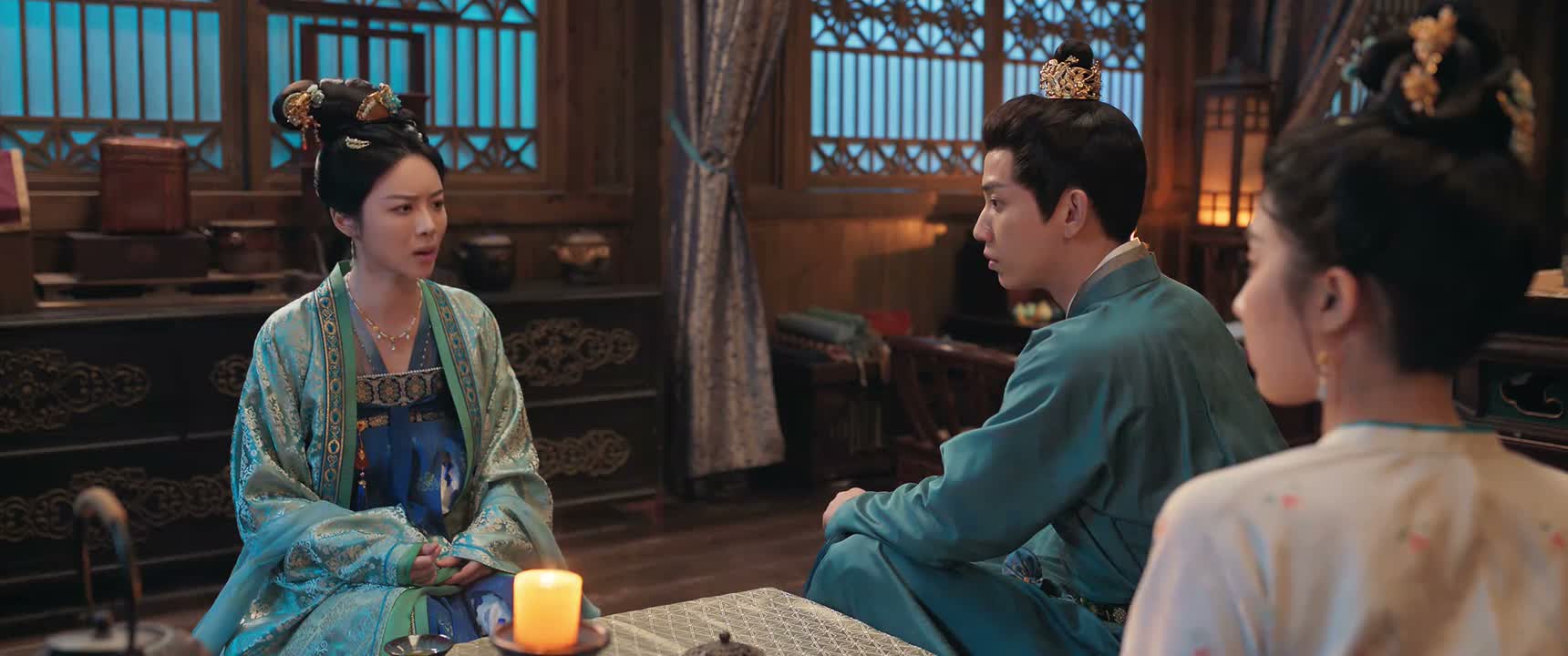 见他二人举止亲昵