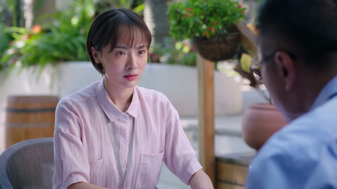 她就只盯着我了