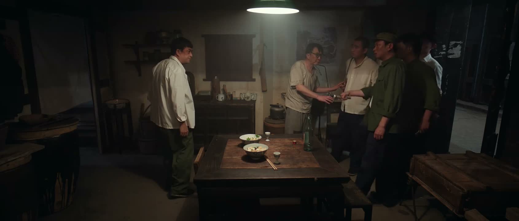 让开 你是不是喝多了 清醒得很
