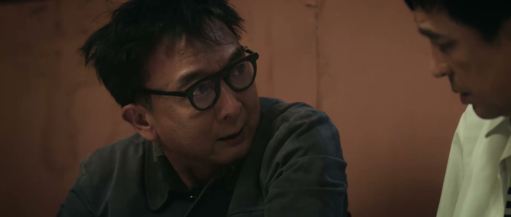 他想抄近道 走小路