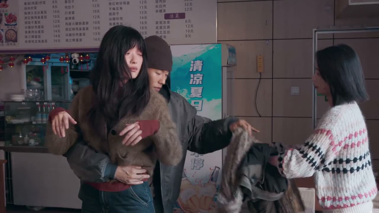 来 围巾戴上 外面冷