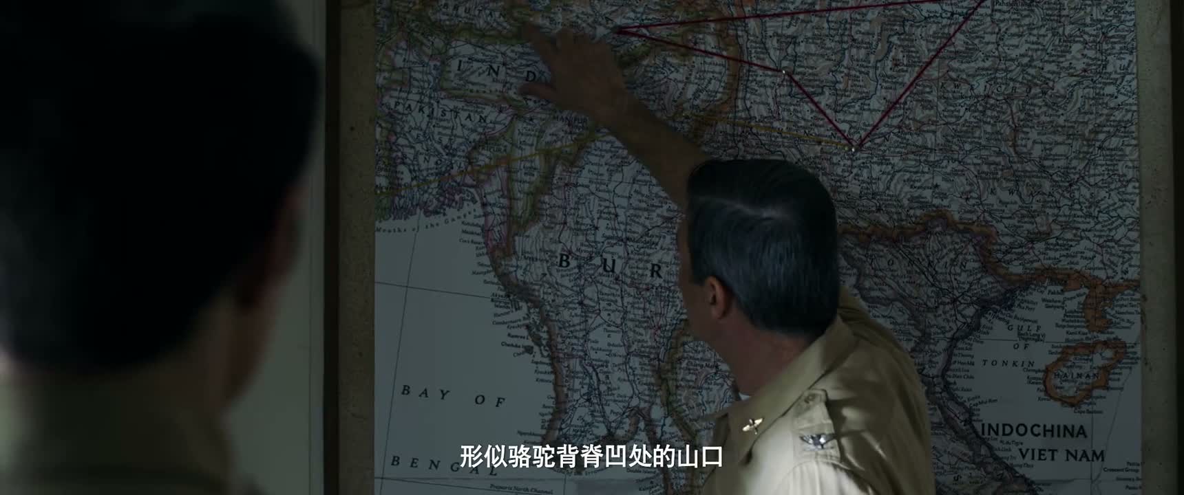 形似骆驼背脊凹处的山口