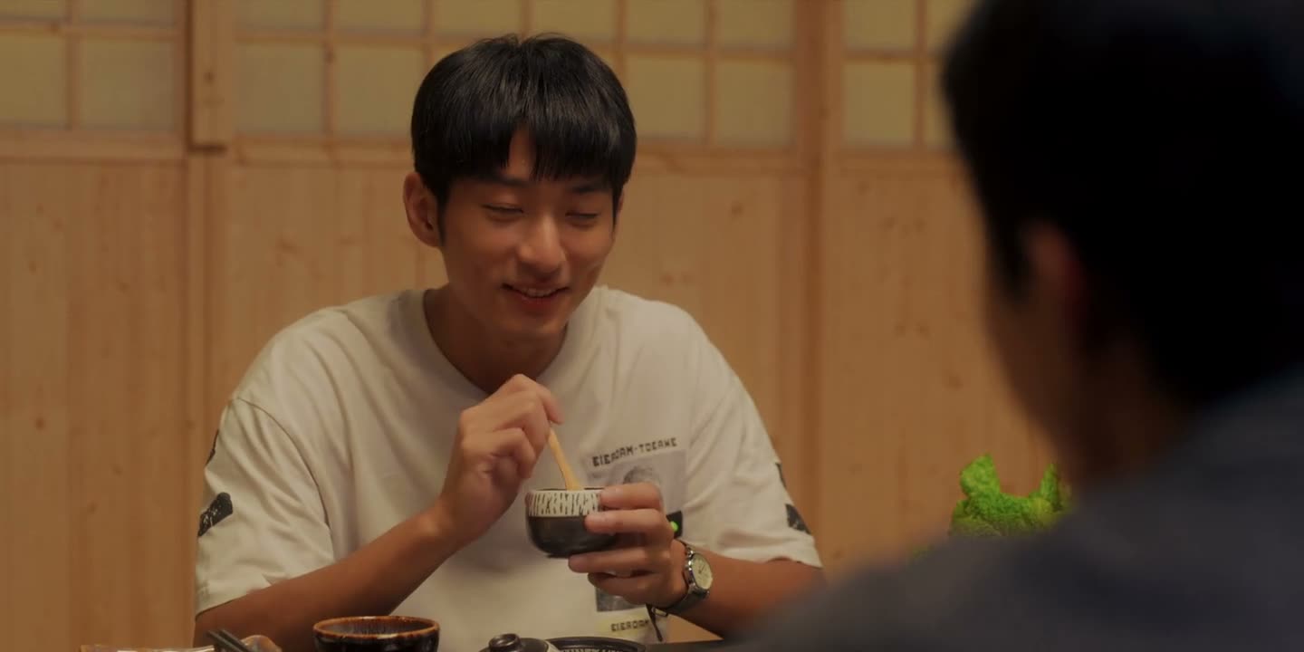 你干嘛一直看着我笑啊