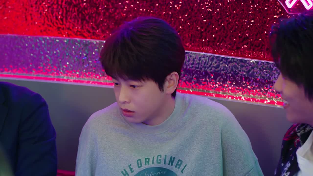 裴总怎么了 高兴了 你看看